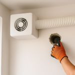 Moho y abombamiento en juntas de suelo laminado por humedad