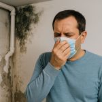 Mancha de humedad en suelo de tarima en vivienda moderna española