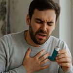 harco de agua pequeño en la esquina de una habitación con suelo laminado claro, señal de humedad acumulada