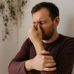 Moho y abombamiento en juntas de suelo laminado por humedad